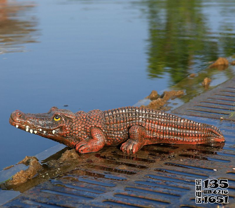 湖邊擺放的玻璃鋼仿真動物鱷魚雕塑 湖邊擺放的玻璃鋼仿真動物鱷魚雕塑